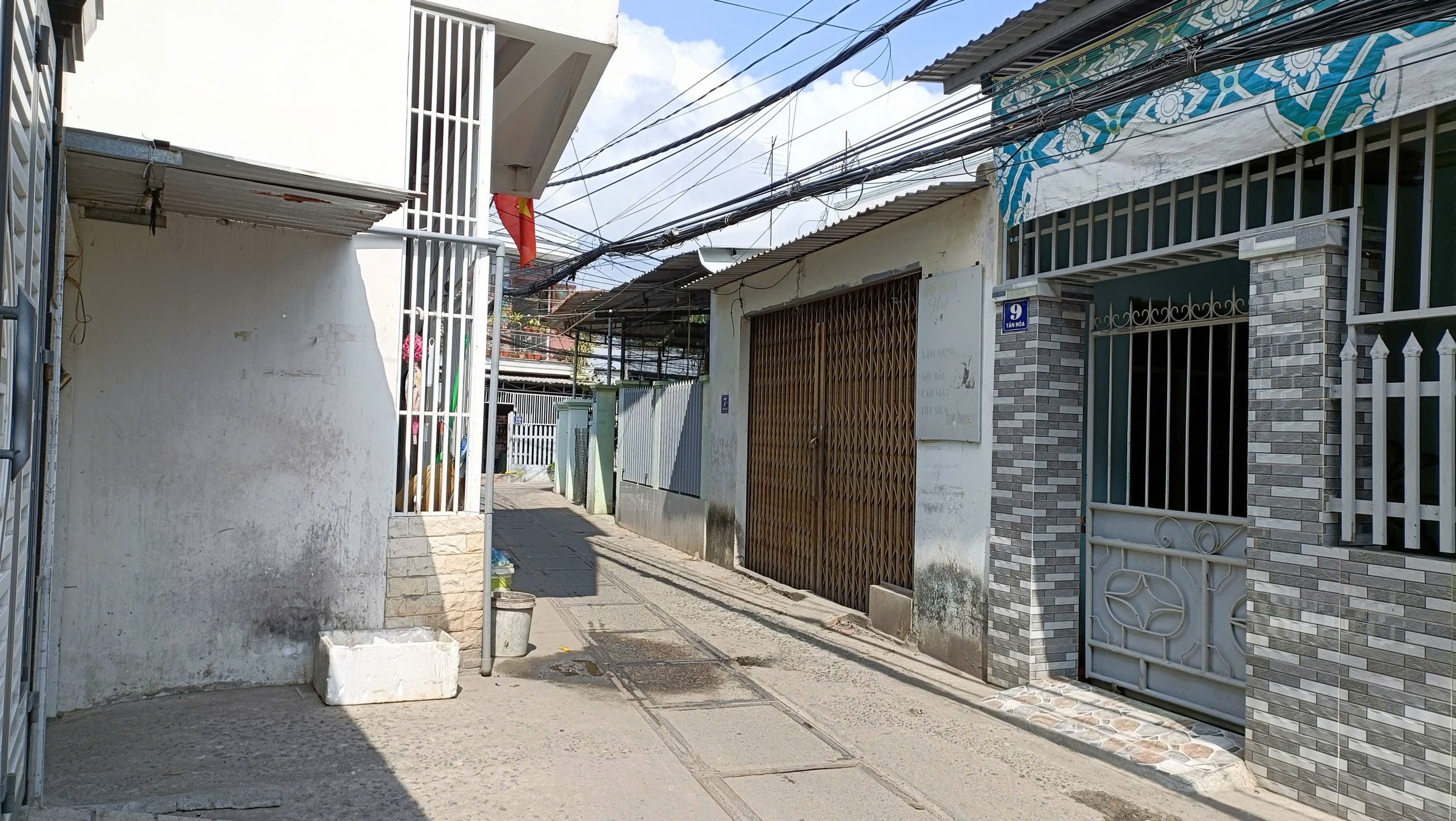 BÁN ĐẤT TẶNG NHÀ– NGANG RỘNG HƠN 5M – GIÁ CHỈ 2,3 TỶ (BỚT LỘC)