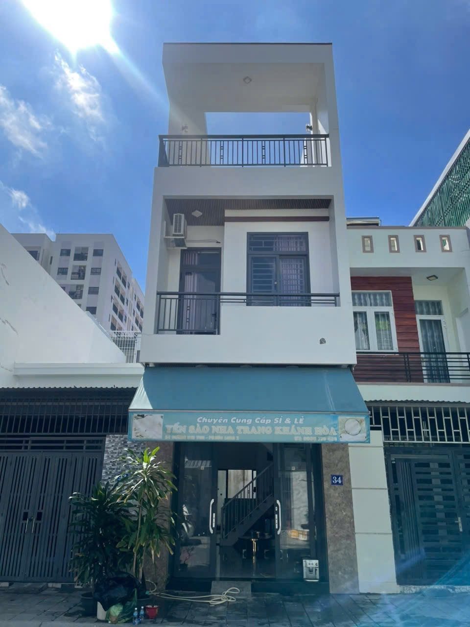 Nhà TĐC khu VCN Phước Long - Nha Trang 
Diện tích 60m2 ngang 4m hướng Tây Bắc . 3PN 3VS đường trước nhà 12m