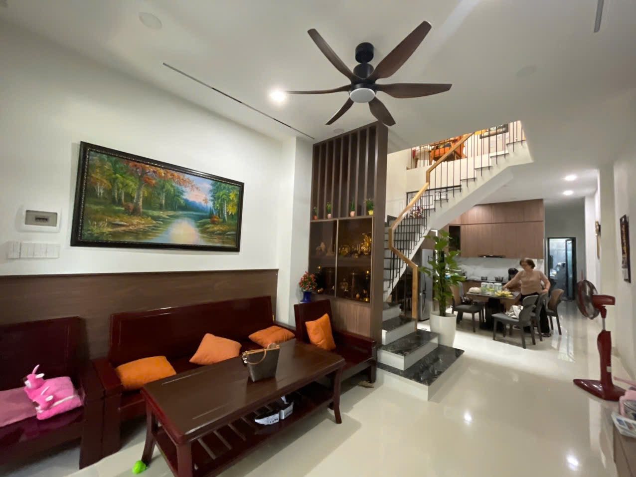 NHÀ ĐẸP KĐT ABT có sổ hoàn công nhà đẹp kiên cố 

💥Diện tích: 80m2 (ngang 4m).
Hướng: Tây Nam. Đường T22-13m.

💥Kết cấu: 3 tầng + 1 tum.
💥 4PN – 3WC, có giếng trời có thể cải tạo thêm phòng. 
Hướng tây bắc , gần công viên

💥 Nhà mới, để lại nội t