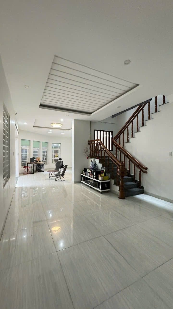 BÁN NHÀ 3 TẦNG – CĂN GÓC 2 MẶT TIỀN ĐẸP – KĐT PHƯỚC LONG B, NHA TRANG

🔹 Vị trí: Mặt tiền đường Thích Quảng Đức, khu đô thị sầm uất