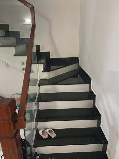 Bán nhà mặt tiền đường Lê Hồng Phong – vị trí đẹp, pháp lý chuẩn
 • Diện tích: 108m² (ngang 6m, dài 18m)
 • Kết cấu: 1 phòng khách, 3 phòng ngủ, 2 phòng vệ sinh, 1 phòng thờ
 • Pháp lý: Sổ hồng đầy đủ, sang tên nhanh
 • Vị trí: Mặt tiền đường lớn, kin