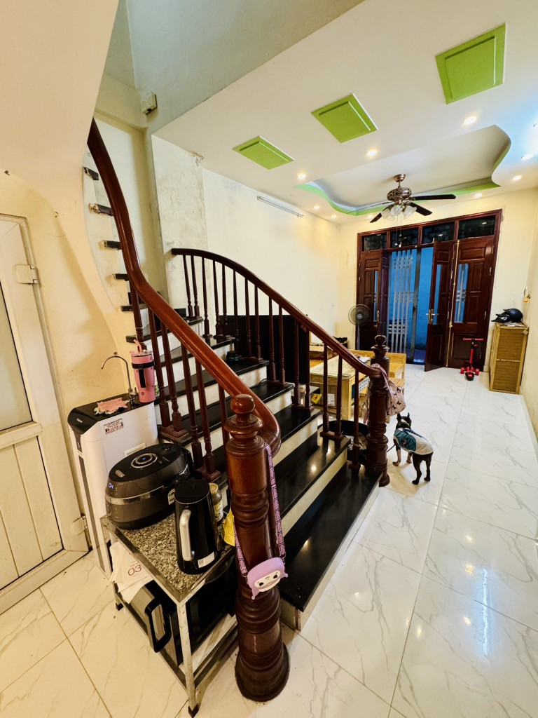 Phố 8 tháng 3 bán nhà 5 tầng dân xây ở ngay ô tô đỗ cổng hai bà trưng