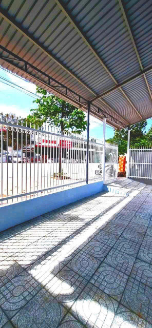 Bán lô đất đẹp gần ngã 4 cây me. Có nhà cấp 4 mới đẹp và đất trống