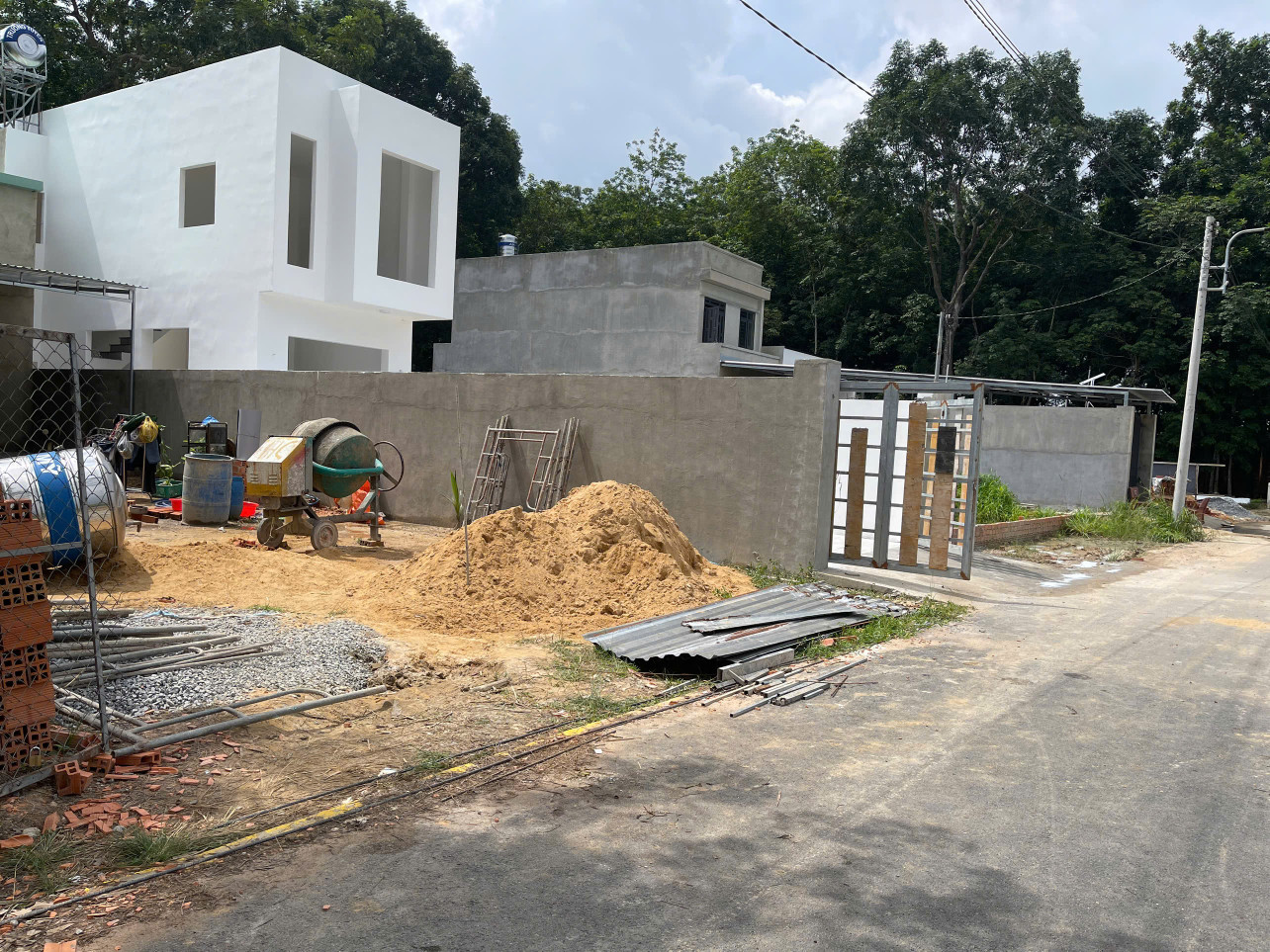 CÒN 2 LÔ CẶP BÊN CHỢ HOÀNG GIA CHÍNH CHỦ CẦN RA