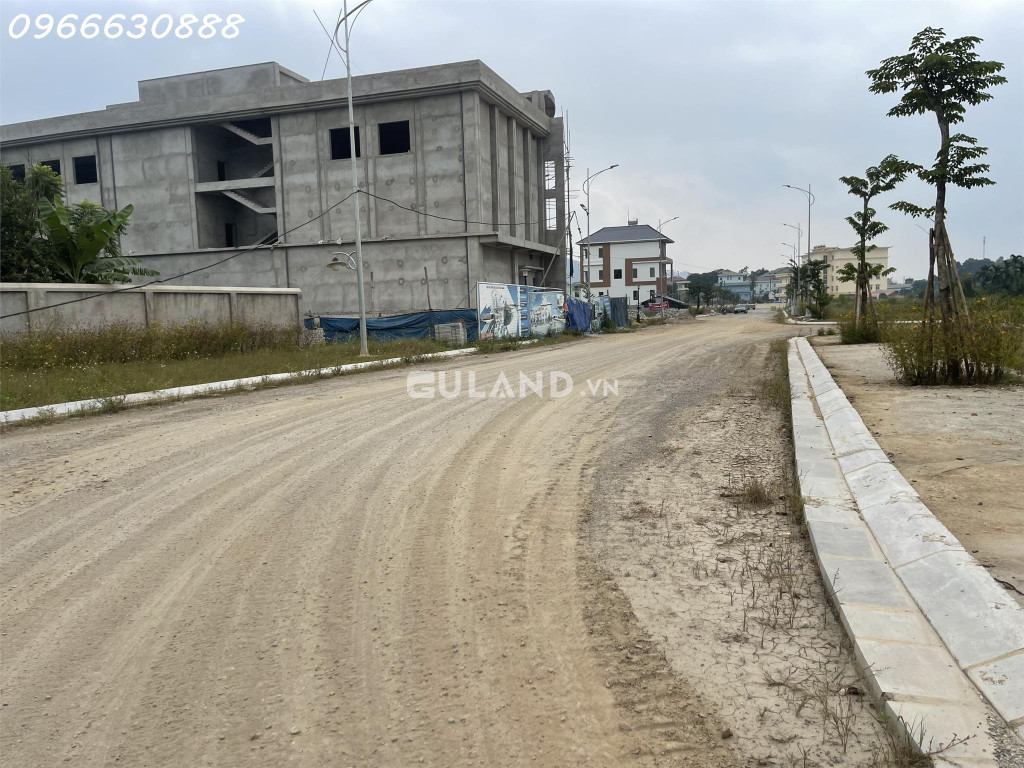 Gia đình cần tiền bán gấp ô đất phân lô tại khu đô thị Tân Hà TP Tuyên Quang vị trí cách trung tâm thương mại 100m