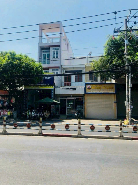 NGỘP! Bán nhà 1 trệt 2 lầu mới tinh, Mặt Tiền Nguyễn Ái Quốc, gần siêu thị GO, chỉ 9 tỷ 950