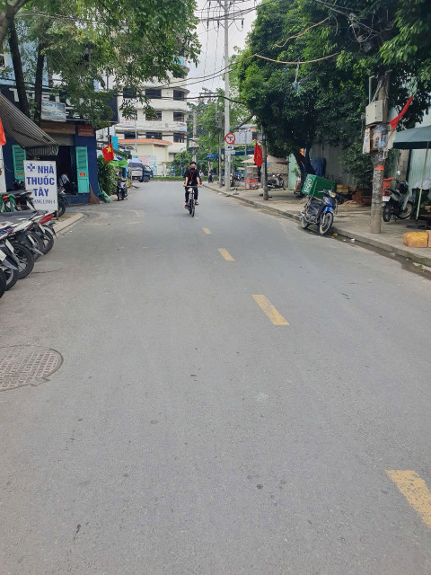Bán gấp nhà MT đường 16m ngay cầu vượt phần mền Quang Trung Q12. Tiện mở văn phòng cty….