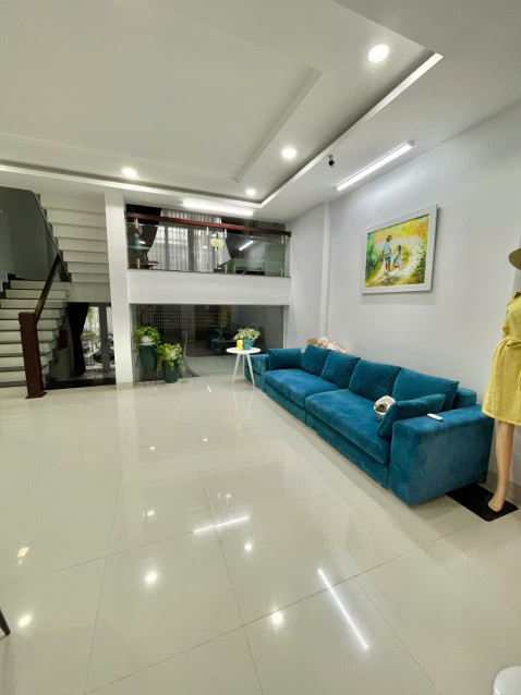 Cần Bán nhà đẹp mặt tiền Nguyễn Hữu Huân, Tân lập  TP Nha Trang.DT: 137,62m² mặt tiền 6.15m
Giá: 18tỷ1 (Thương lượng. ).
Sổ hồng chính chủ. (đã hoàn công).
Lh :  e bích