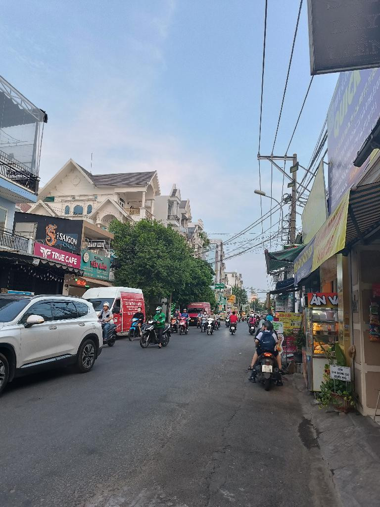 Bán nhà 4 Tầng full NỘI THẤT HXH Hoàng Bật Đạt Phường Tân Sơn
