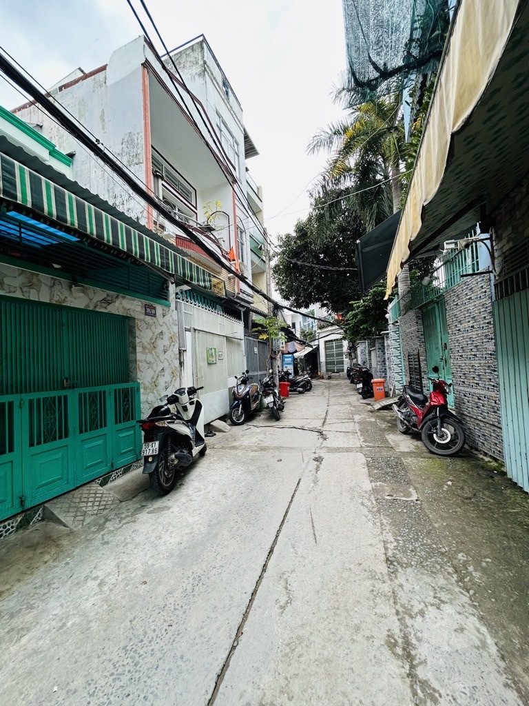 Nhà phố 2 tầng ngay Bùi Văn Ba; 4.2x15m (3PN); có phòng trệt; không quy hoạch