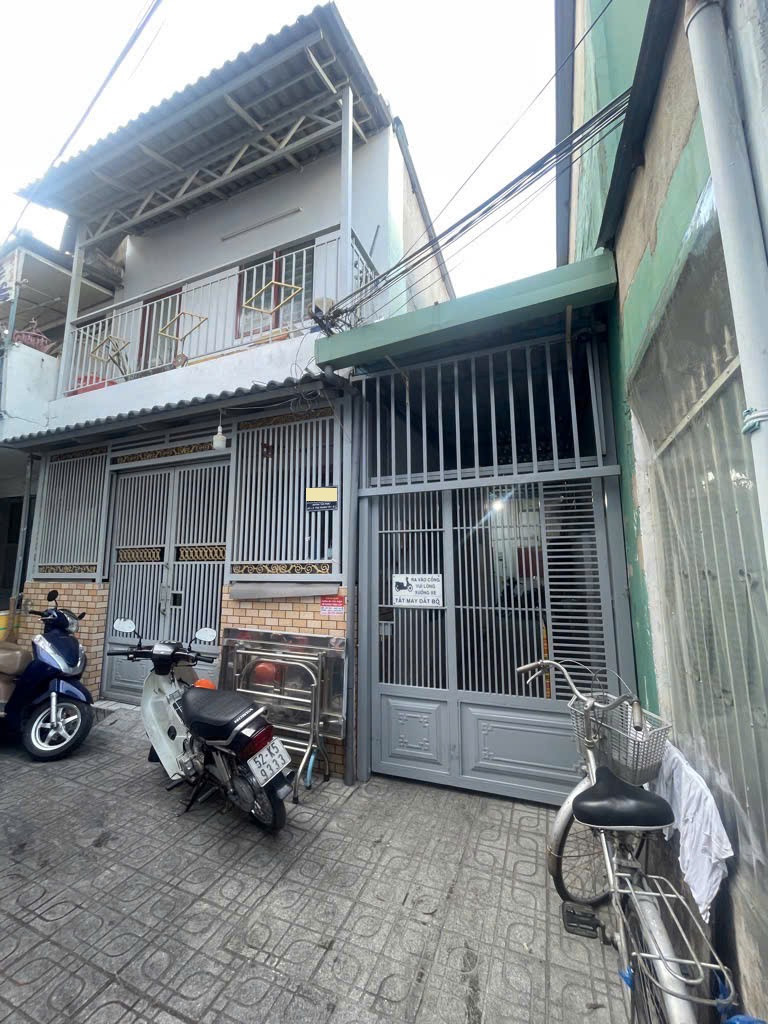 Bán 230m2 thổ cư tt Quận 7 giáp Quận 1, có sẵn 3 căn nhà liền kề và 8 phòng trọ