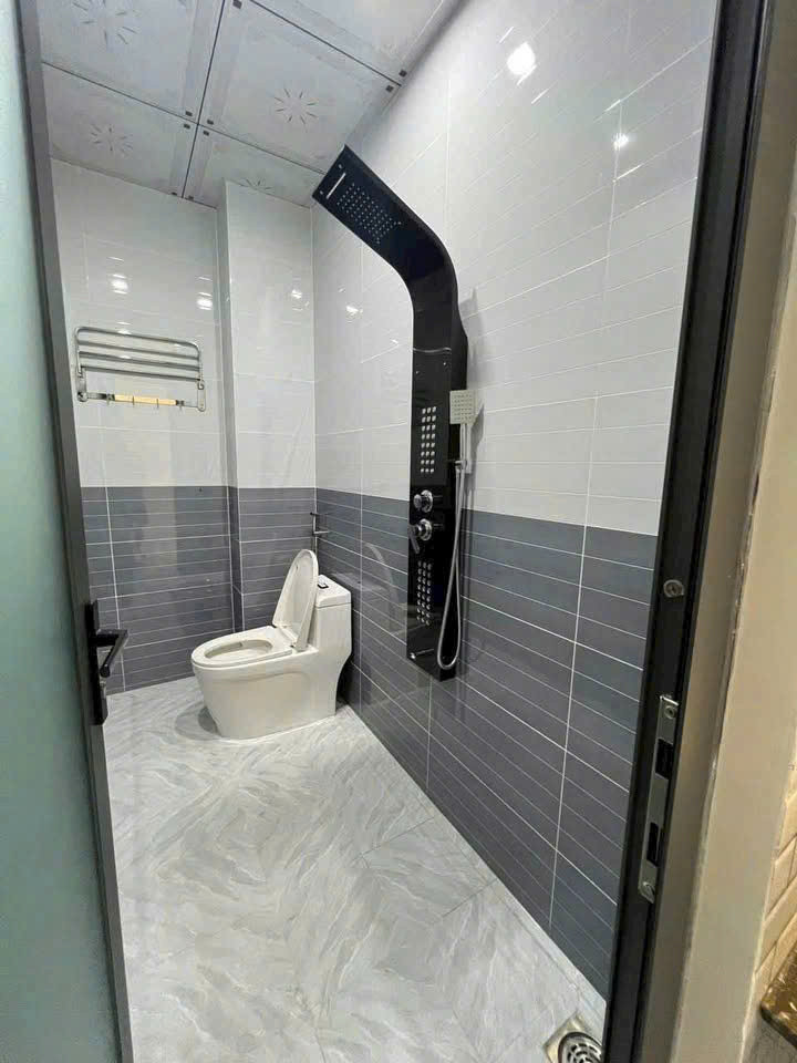 BÁN NHÀ CẤP 4 , GỒM 3 PHÒNG NGỦ SIÊU ĐẸP ,NGAY NGÃ 4 PHƯỜNG TÂN TRIỀU