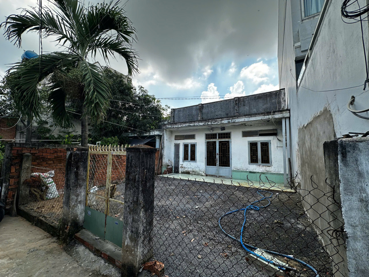 🌈BÁN NHÀ Thạnh Lộc 41 112m2 ngang khủng 7m giá chỉ 3,5 tỷ💵
✅Diện tích ngang 7 x 16m 
✅Hiện trạng đất trống + nhà cấp 4 
✅Đường trước nhà 2,5m
✅Hướng Tây
✅Sổ vuông vức CC trong ngày
📞/zalo 0866699790 xem nhà
