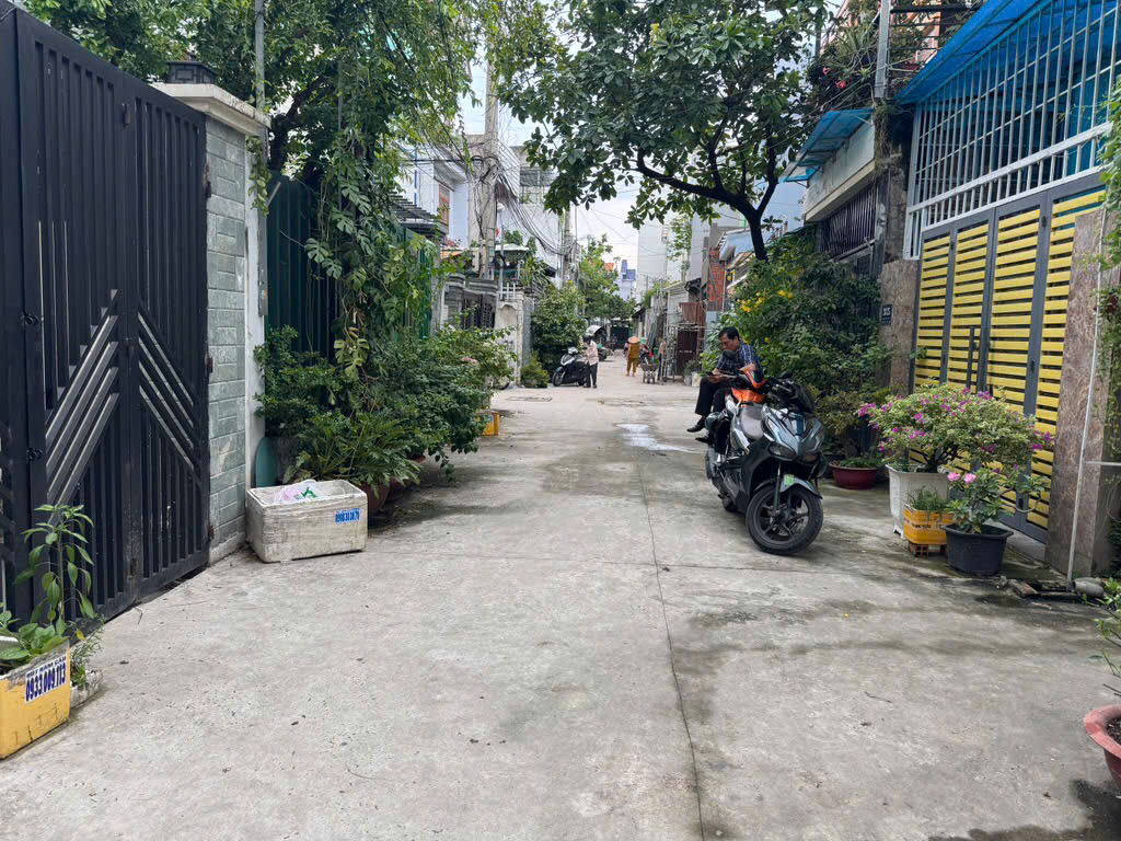 Nhà Đẹp HXH Thạnh Lộc 22 P Thạnh Lộc Quận 12- 2 Tầng 72m2(4x18) 3PN  giá 5,2tỷ💵
⛔️Diện tích chuẩn ngang 4 dài 18 
⛔️Hoàn công 1 trệt 1 lầu 
⛔️Công năng đầy đủ
⛔️Hướng Tây Bắc
⛔️Vị Trí gần MT Hà Huy Giáp, gần Ngã Tư Ga, Gần trường mầm non Trẻ Sáng Tạo
