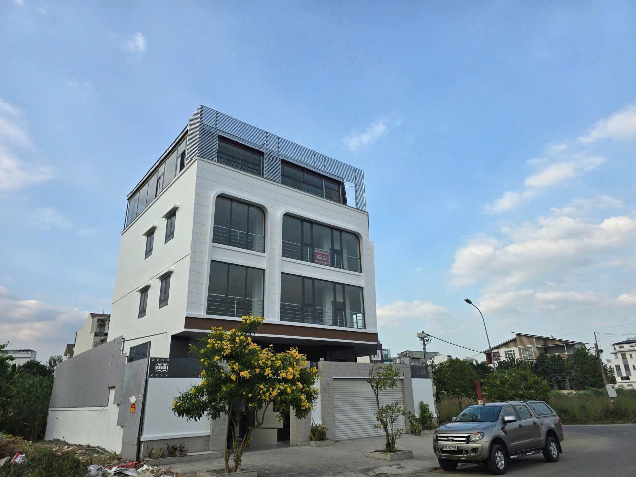 BDS HVL Biệt thự 1 hầm 4 lầu đường Đỗ Xuân Hợp - TP Thủ Đức thiết kế hiện đại, trống suốt phù hợp môi trường văn phòng công ty hoặc trung tâm dạy học