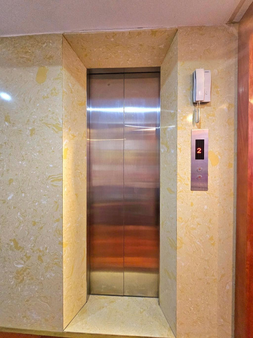 Võ thị sáu bán nhà 6 tầng thang máy long lanh dân xây ô tô thông hai bà trưng
