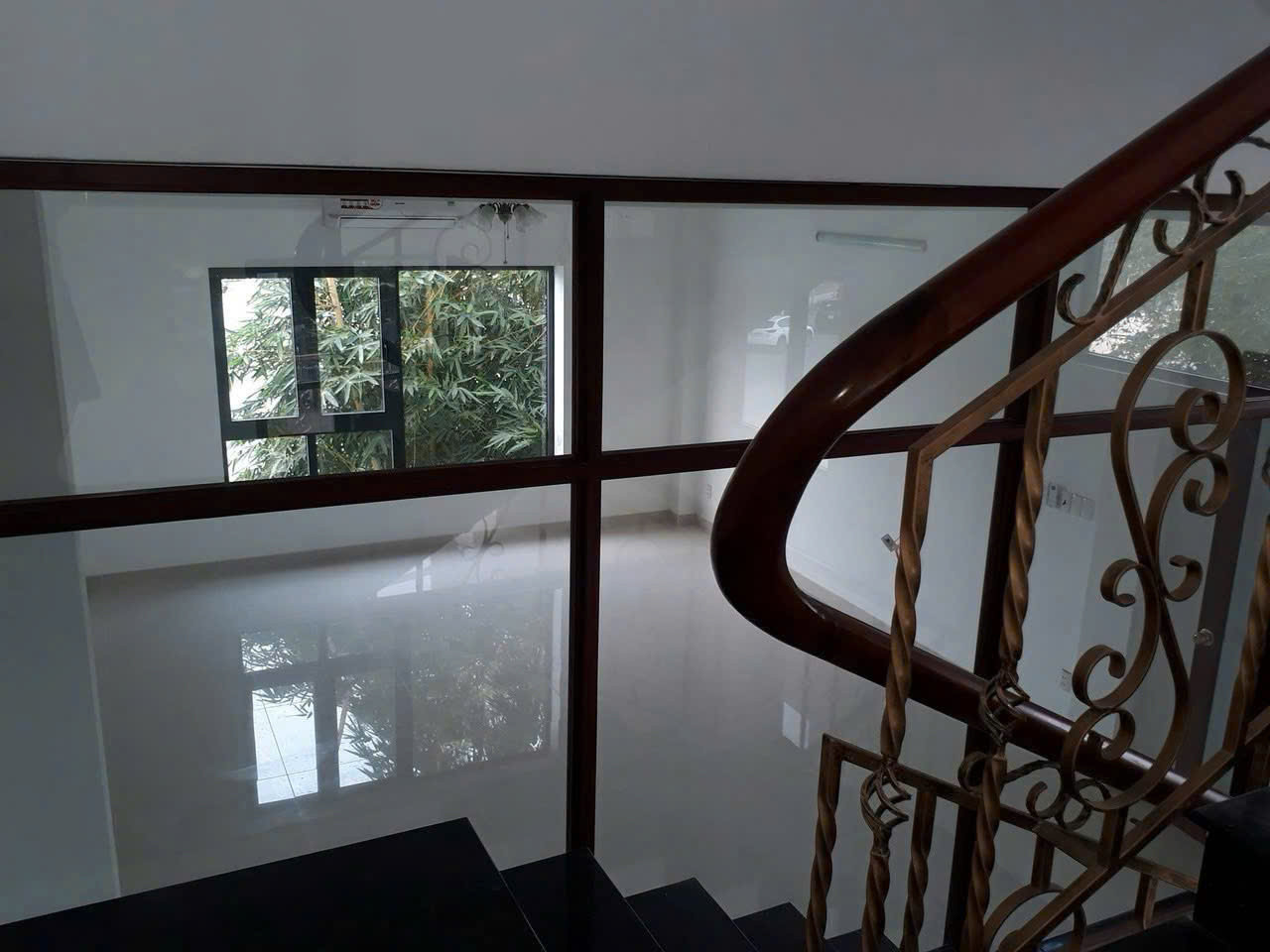 - Diện tích 5,6x17m (cn 100m2) - Kết cấu: 5 tầng - 9 phòng  - Hướng Tây Nam   - Giá thuê: 65 triệu/ tháng  Mặttiềnkinhdoanh #quận9 #thủđức #villapark #melosa #lucasta #merita #riovista #giahòa #khang điền #anthiênlý #parkriverside #thảonguyênsàigòn #saigo