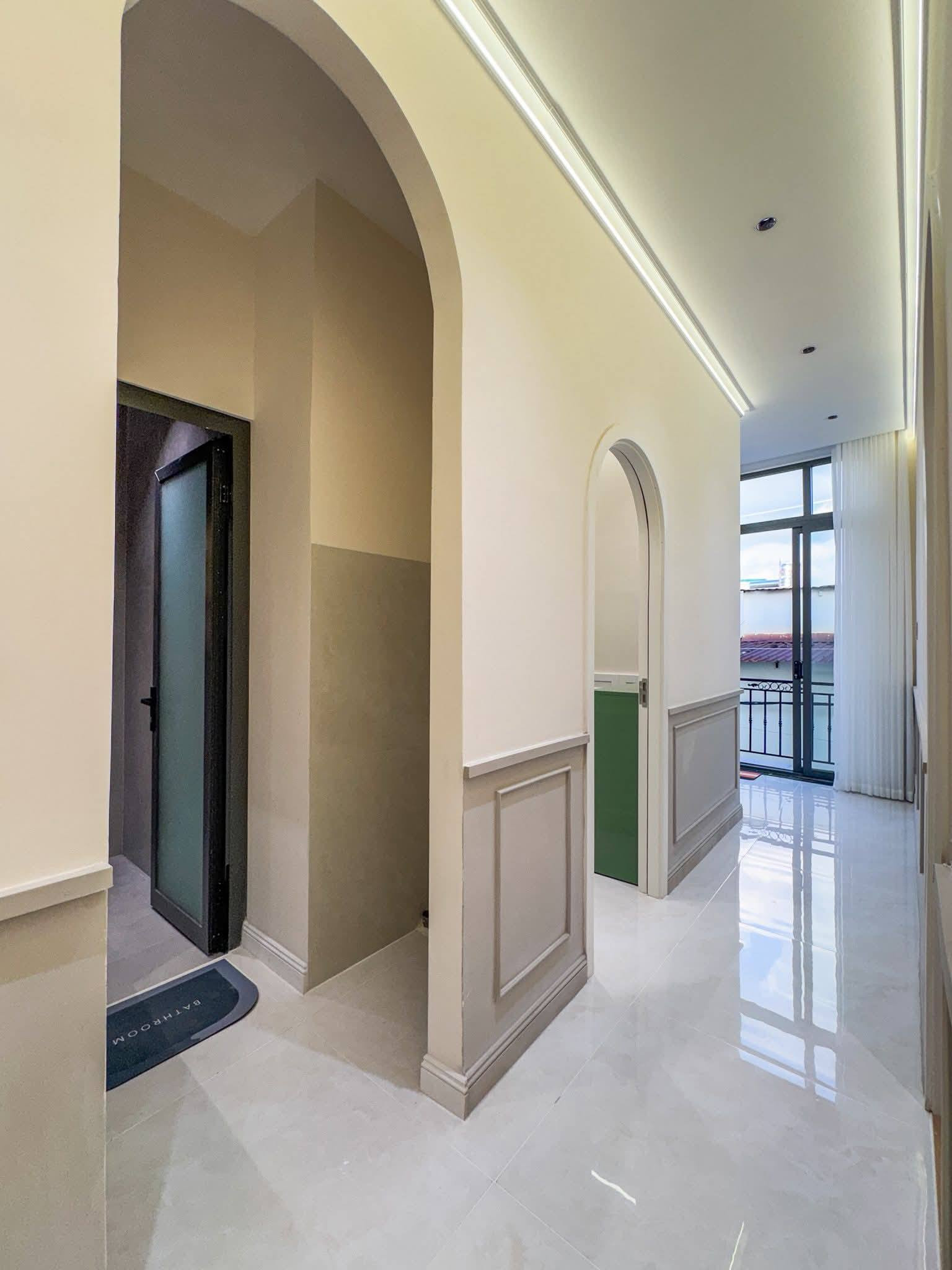Giá 3 tỷ 550 triệu🏡 Bán nhà 1 trệt 1 lầu Phong cách Tây Âu, cách bờ kè Hùng Vương chỉ 50m, P Ninh Kiều, Tp Cần Thơ. 
📞Sđt (zalo) 0793973136 Phát (thương lượng trực tiếp chủ nhà)
✅Diện tích: 7,02m x 7m (Nở hậu 7,83m)
✅Pháp lý: Thổ cư Hoàn công 
✅Hướng: