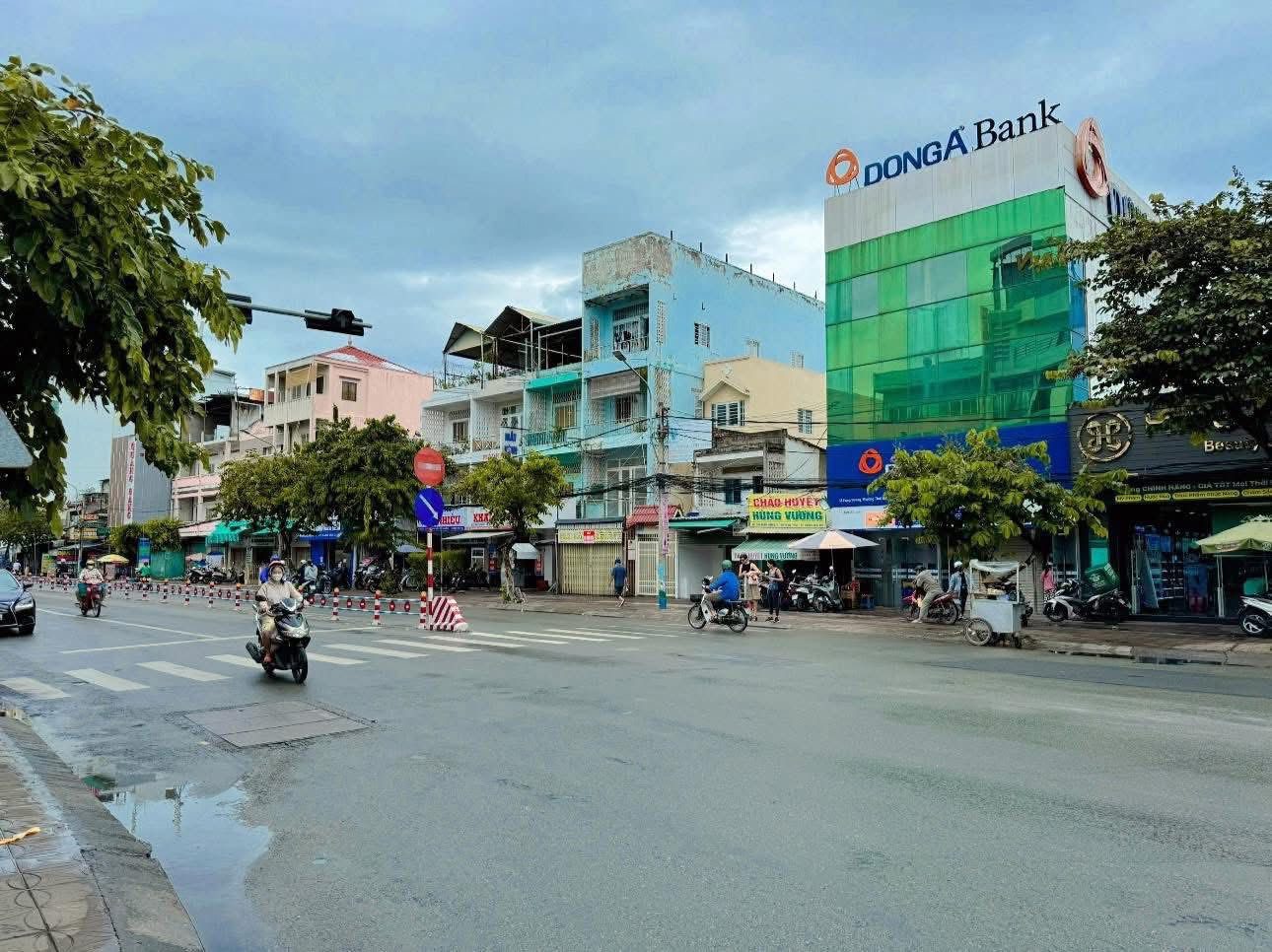 🎯 NHÀ MẶT TIỀN ĐƯỜNG HÙNG VƯƠNG – VỊ TRÍ ĐẮC ĐỊA TRUNG TÂM CẦN THƠ
💥 GIÁ CHỈ 21,5 TỶ 
📌 Tọa lạc ngay mặt tiền đường Hùng Vương – một trong những tuyến đường trọng điểm và sầm uất bậc nhất trung tâm Cần Thơ, nơi tập trung nhiều ngân hàng, showroom, spa, 