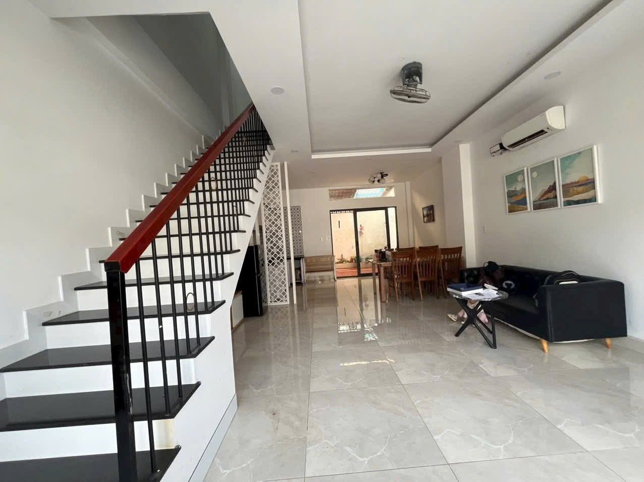 Nhà thuê full nội thất Oasis