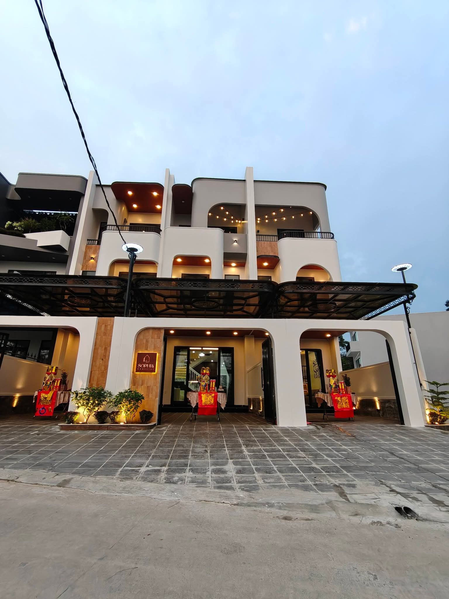 BÁN HOMESTAY 3 tầng 5 phòng ngủ gần làng hương Huế giá 3650