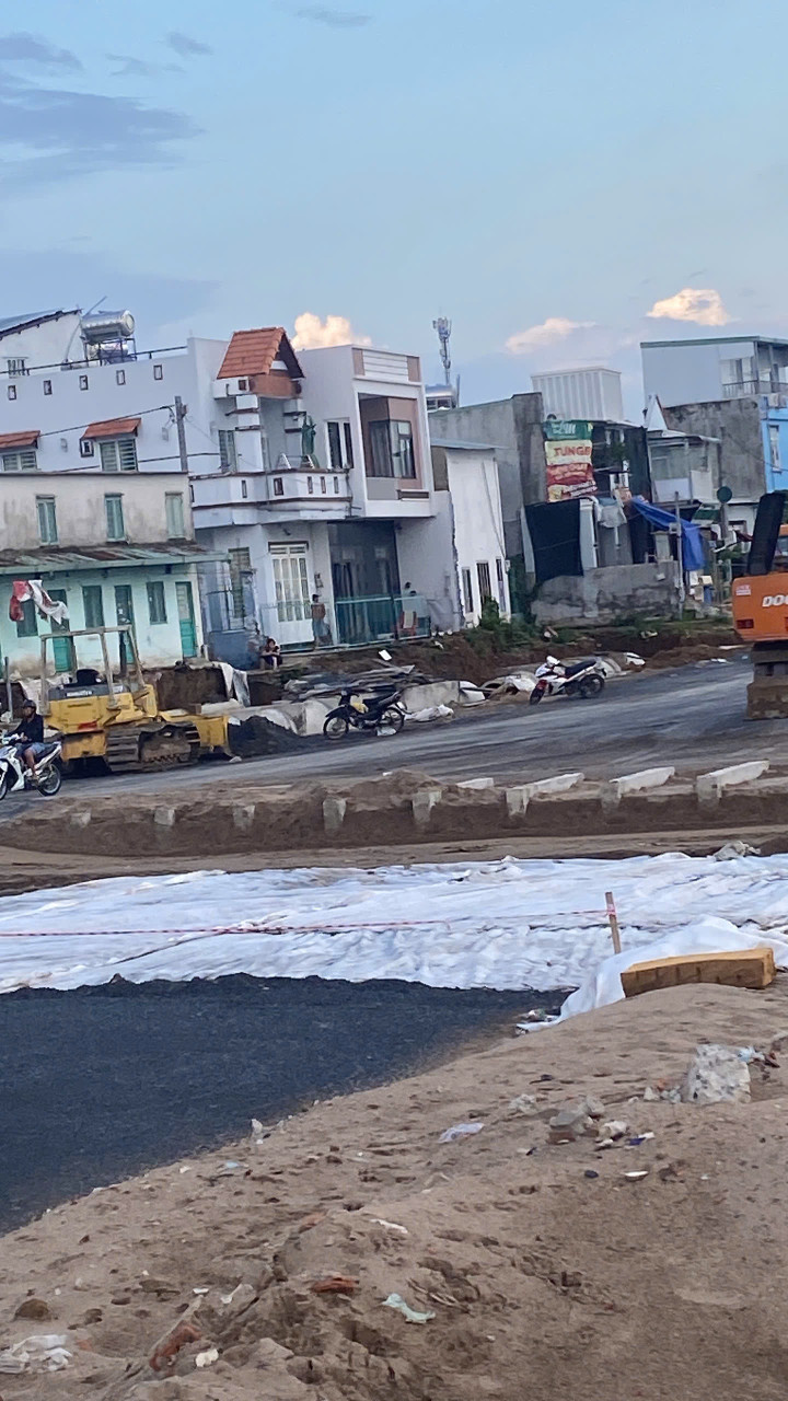 Bán nhà mới xây gần chợ