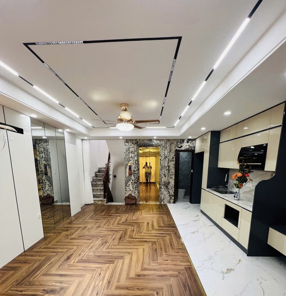 TRẦN DUY HƯNG- NHÀ MỚI- 6 TẦNG  THANG MÁY- LÀM VP VIP