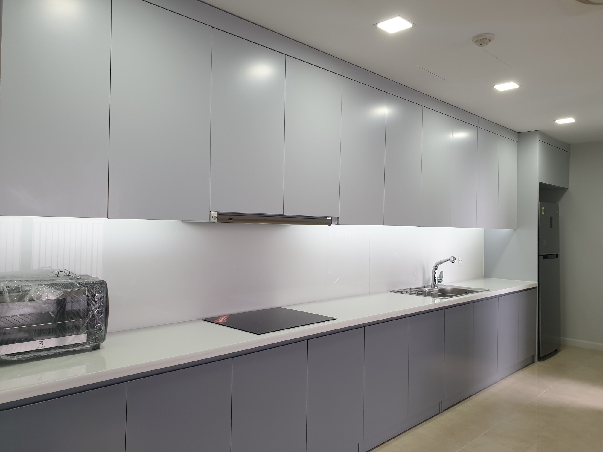 Chủ nước ngoài cần bán căn 2 ngủ rộng dt 75m2, các phòng đều view hồ điều hòa, tầng trung tòa C3 - D'Capitale, giá đầu tư