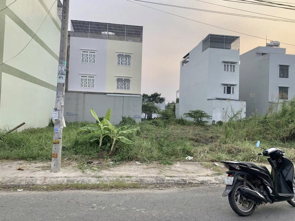 NHỈNH 2 TỶ có ngay lô đất 100m2 nằm ngay MT Nguyễn Duy Trinh, Phú Hữu, Quận 9, Sổ riêng