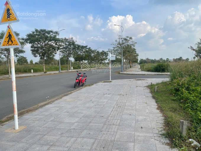 Cơ hội vàng! Đất nền gần Vinhomes Quận 9 giá mềm 3.56Tỷ, hạ tầng phát triển vượt trội, SHR