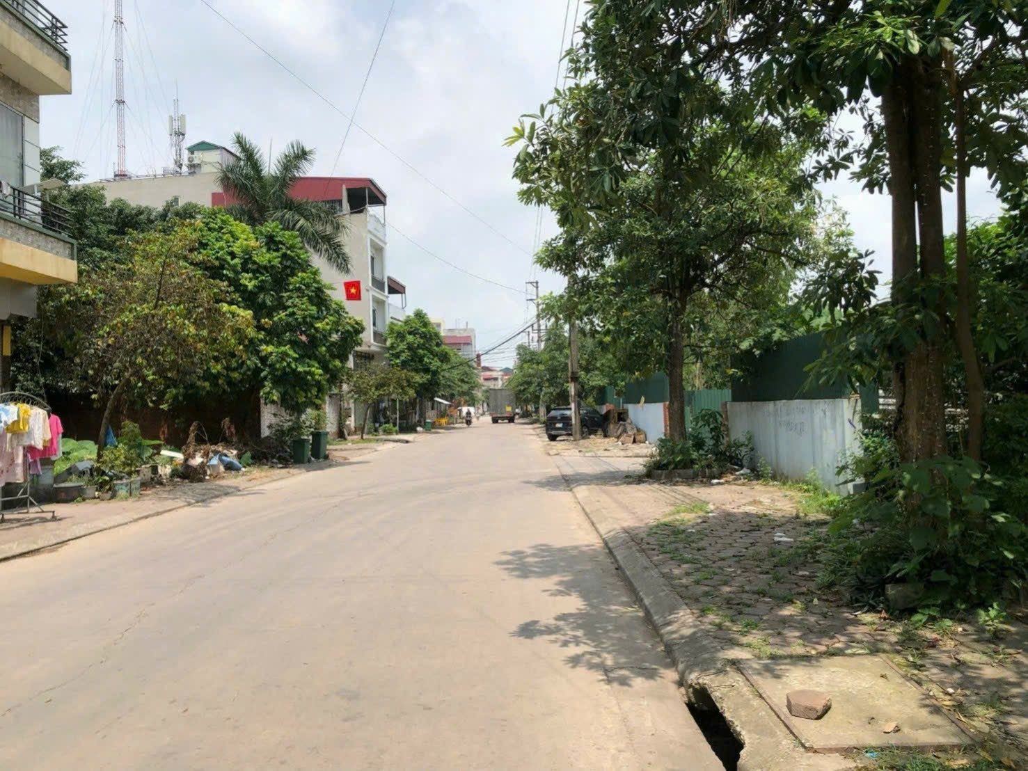 Bán nhà 3 tầng nhìn hồ lãm làng dt 90m2 + mt 4.5m + hướng ĐB giá 8.6 tỷ