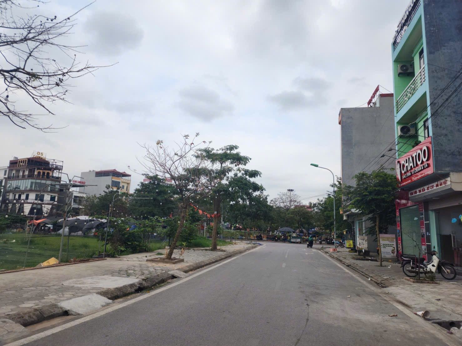 Bán đất nhìn sân bóng lãm làng dt 76.7m2 + mt 5m + hướng ĐB giá 6.5 tỷ