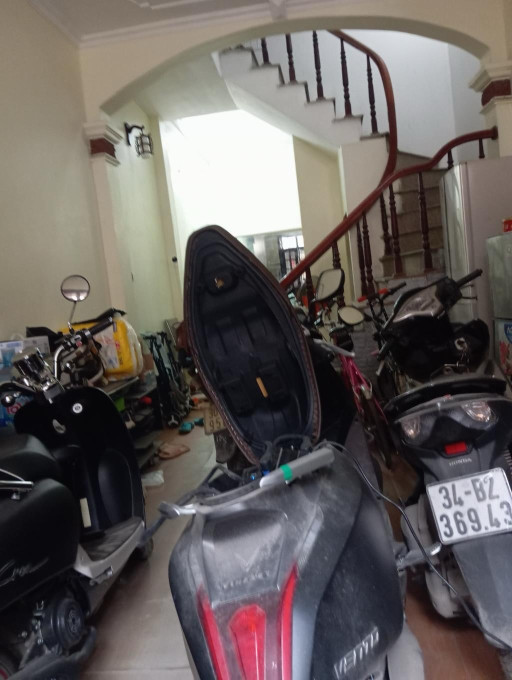 BÁN NHÀ PHỐ LỤA – VẠN PHÚC, HÀ ĐÔNG
Diện tích 39m² – 4 tầng – ngõ thông – ô tô tránh – kinh doanh cực tốt! Giá chỉ nhỉnh 9 tỷ.

Vị trí đắc địa:
Nằm ngay trung tâm làng lụa Vạn Phúc, khu vực đông đúc, sầm uất, thuận tiện kinh doanh đa ngành.
Ngõ rộng,
