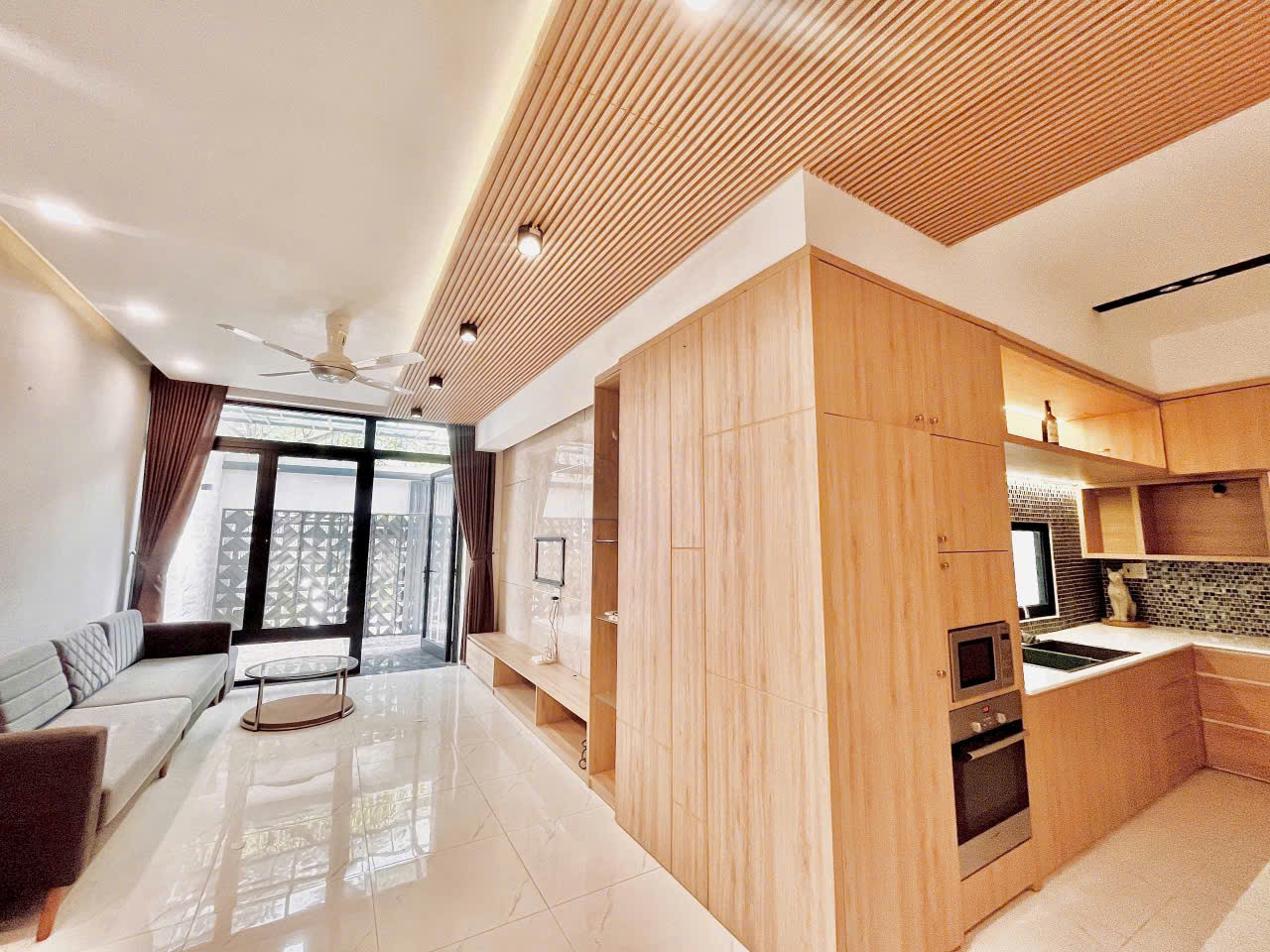Cho thuê biệt thự mặt tiền gần Chợ Đầm, phường Vạn Thạnh, Tp Nha Trang (Có Gara Xe hơi)