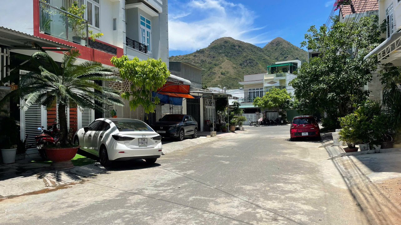 Bán lô đất đường Lê Văn Miến, Vĩnh Hoà Nha Trang dt 60m2 Giá  ( 3tỏi 650),  lh e Bích
