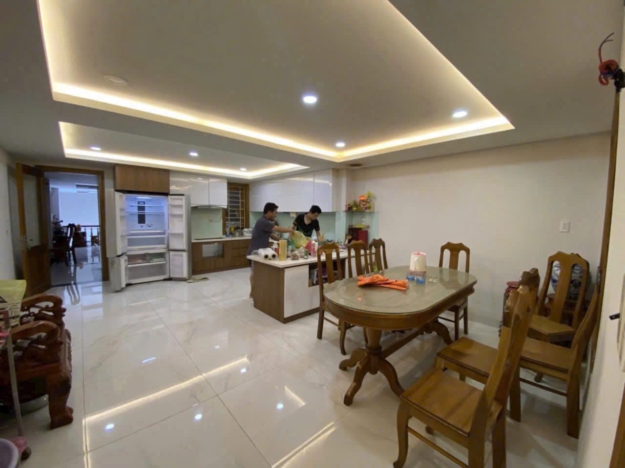 BÁN NHÀ 4 TẦNG CÓ THANG MÁY – MẶT TIỀN ĐIỆN BIÊN PHỦ

• Diện tích: 100 m²
• Nhà 4 tầng, thiết kế hiện đại, bố trí thông minh – tối ưu công năng
• Thang máy giữa nhà