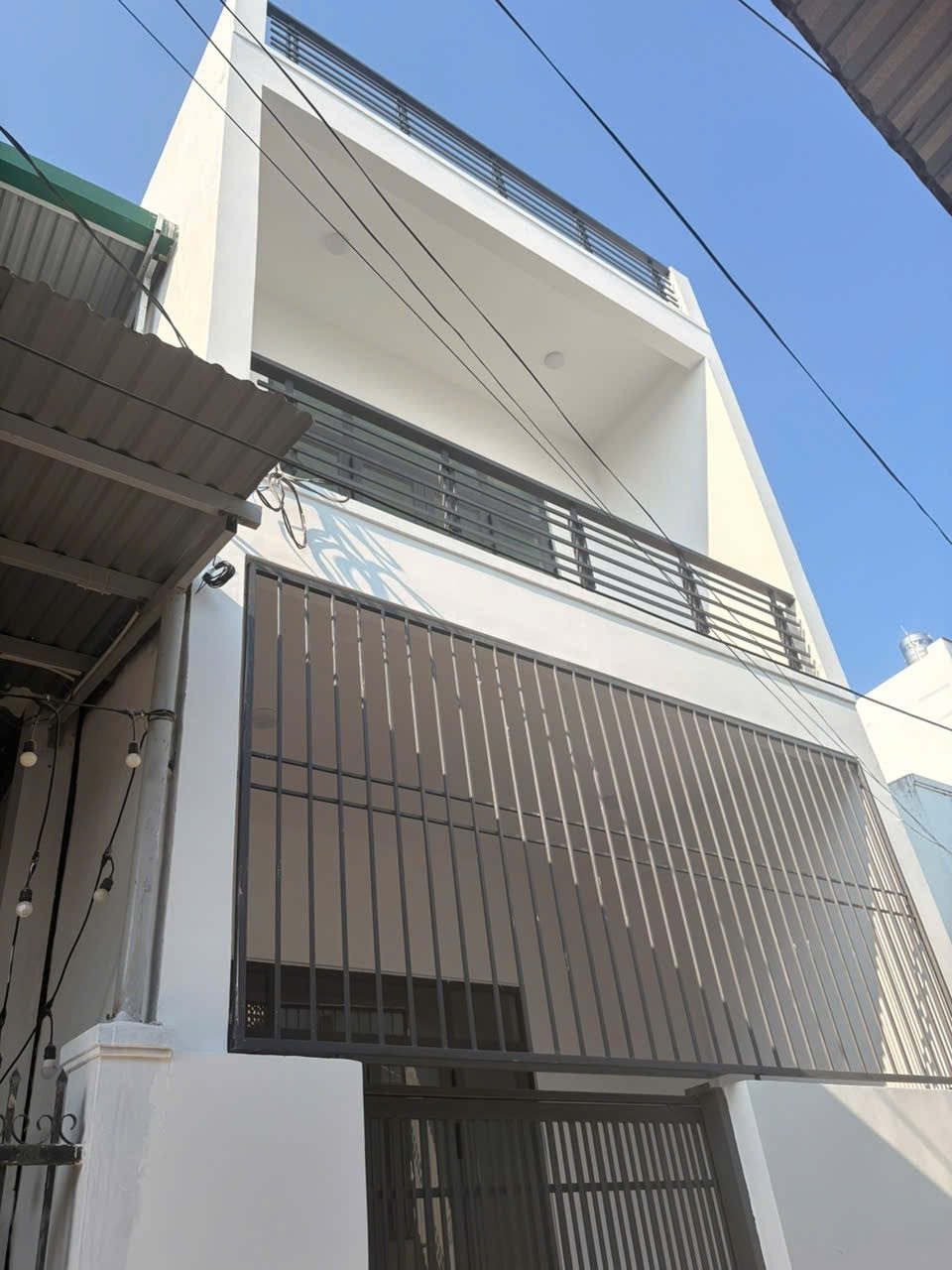 nhà 2 tầng 1 tum hẻm Hoà Trung, Vĩnh Hoà
Giá 4,2 tỷ
Diện tích 75,5m² (ngang 4,5m), hoàn công 142,4m²
Gồm: sân, khách, bếp, 4 phòng ngủ, 3 WC, sân thượng trước sau