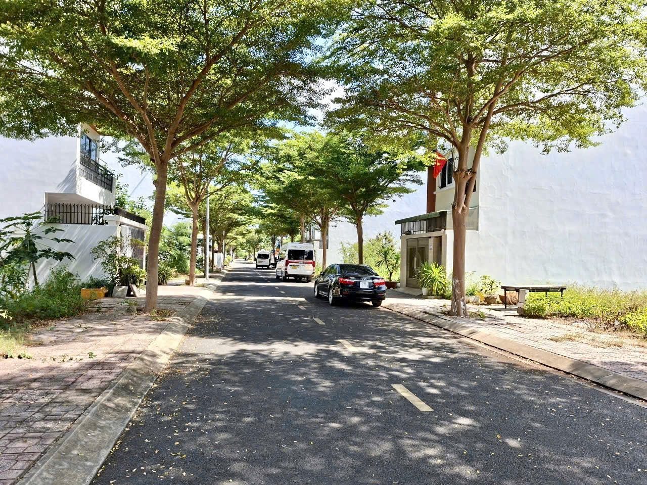 Cần bán lô đất KĐT Mipeco Nha Trang
- Vị trí dự án ven biển Trần Phú, kết nối thuận tiện. Tận hưởng gió và không khí biển trong lành, quần thể du lịch đông đúc
- Diện tích: 90m2 (ngang 5m)
- Hướng Đông Nam. Đường rộng 12m
- Đặc biệt đã có sổ tên cá nh