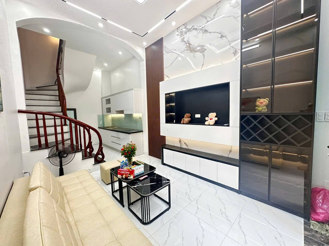 Cần Bán Gấp Nhà!  Hoàng Hoa Thám,Ngõ Rộng,DT: 28m2 x  4Tầng,MT: 3.4m,Giá: 6.68 Tỷ Ba Đình