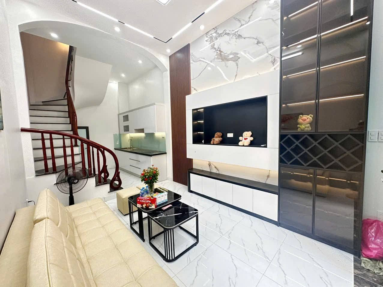Cần Bán Gấp! Hoàng Hoa Thám,Ngõ rộng,DT:28m2 x  4Tầng,Mt: 3.4,Giá: 6.48 Tỷ Ba Đình