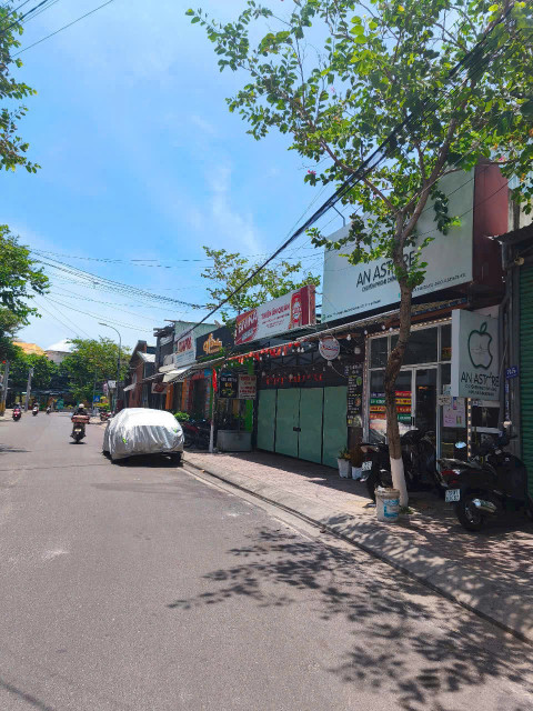Bán đất tặng nhà 3 tầng mặt tiền đường Nguyễn Đình Chiểu, Vĩnh Phước, Nha Trang.
 Diện tích: 281m2, ngang 7m dài 40m. Hướng Tây Nam
Giá bán: 26.5 tỷ ~ 94,3tr/ 1m2 (thương lượng)
LH:  nguồn e Hồng