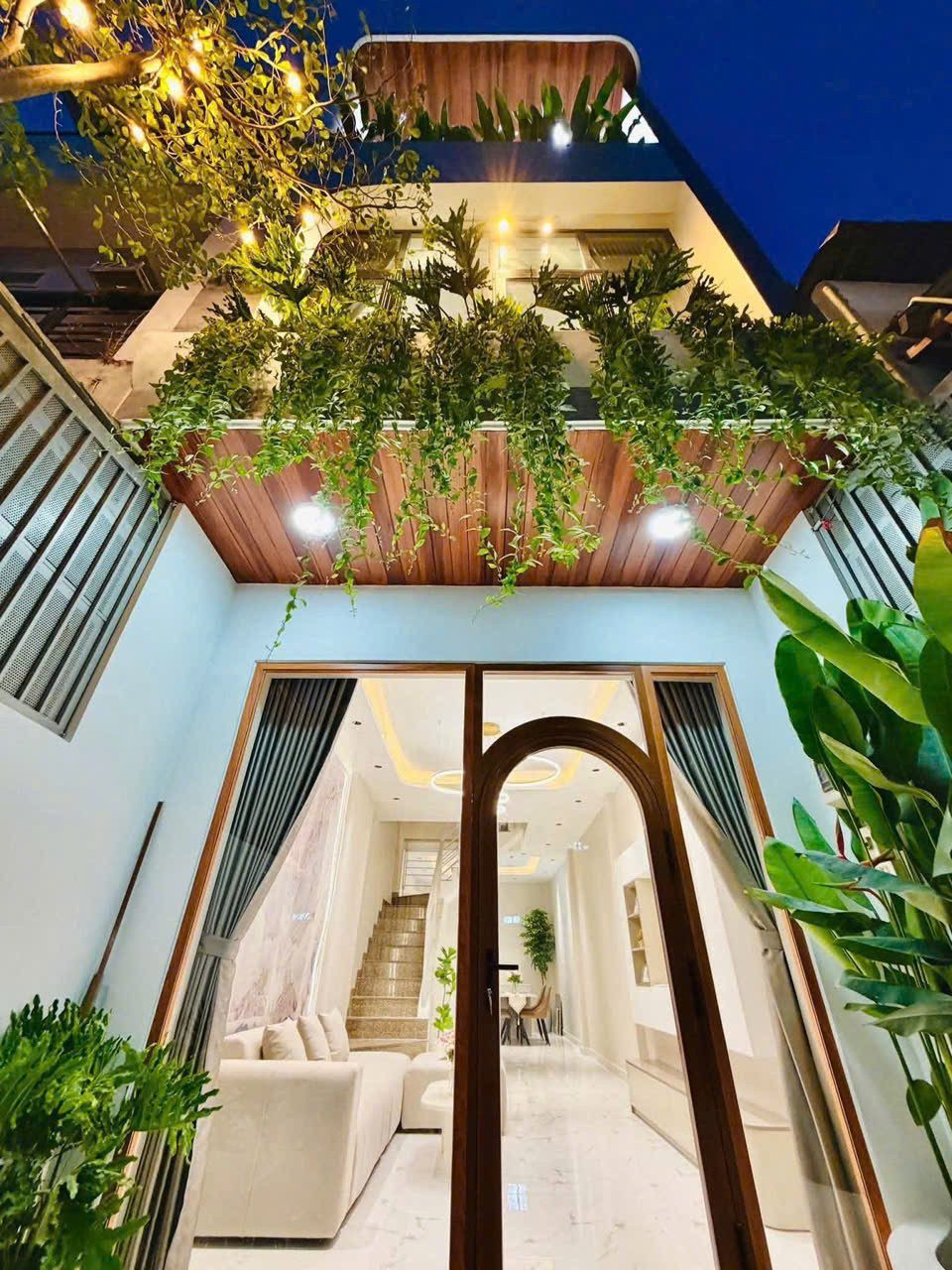 Bán gấp nhà Trần Cao Vân P.6 Q3. Giá: 3,35 tỷ. DT: 69m2. 3PN 4WC. 3 Tầng. Sổ Hồng Riêng