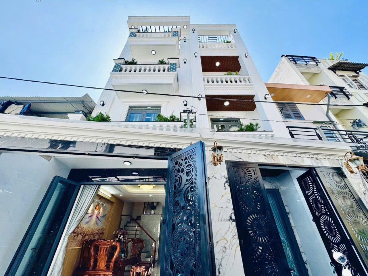Nhà có thang máy giá siêu rẻ tại Trần Quốc Toản P.6 Q.3. Giá: 3,8 tỷ. DT: 80m2. 4 PN 5WC. 4 Tầng. Sổ Hồng Riêng
