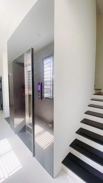 Cho thuê toà nhà 1 trệt 4 lầu có thang máy mặt tiền 30/4, giá thuê 70 triệu.