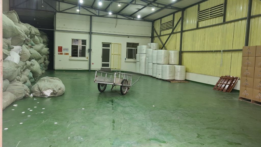 Cho thuê kho xưởng tại KCN Nam Từ Liêm, Hà Nội. Diện tích 240m kho xưởng cao 7m, mái chống nóng, sẵn văn phòng tường xây, sàn sơn epoxy