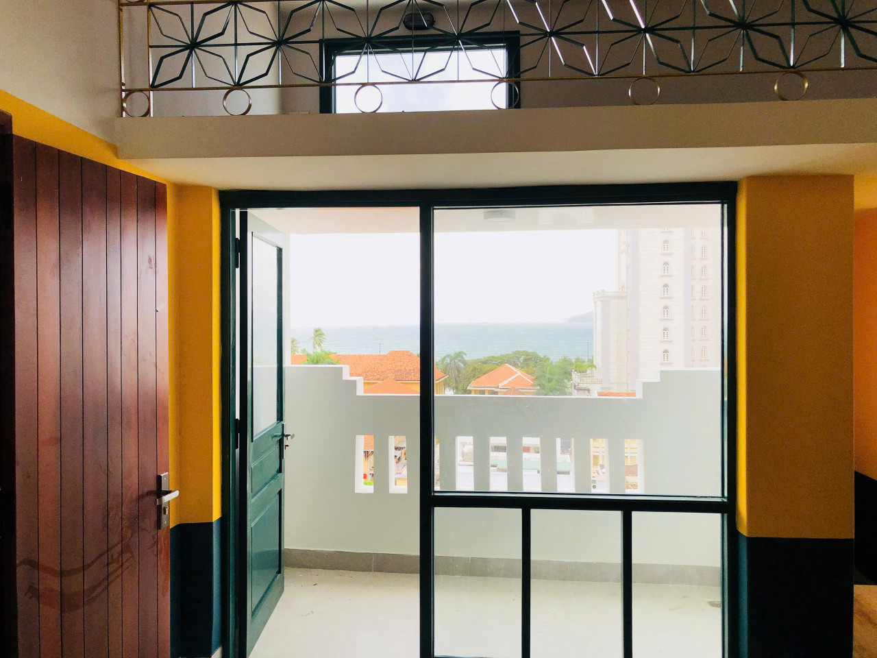 Bán hotel 7 tầng hẻm Paster , Xương Huân , Nha Trang .
dt 82m2, Giá bán 20 tỷ lh:  Yên Trinh