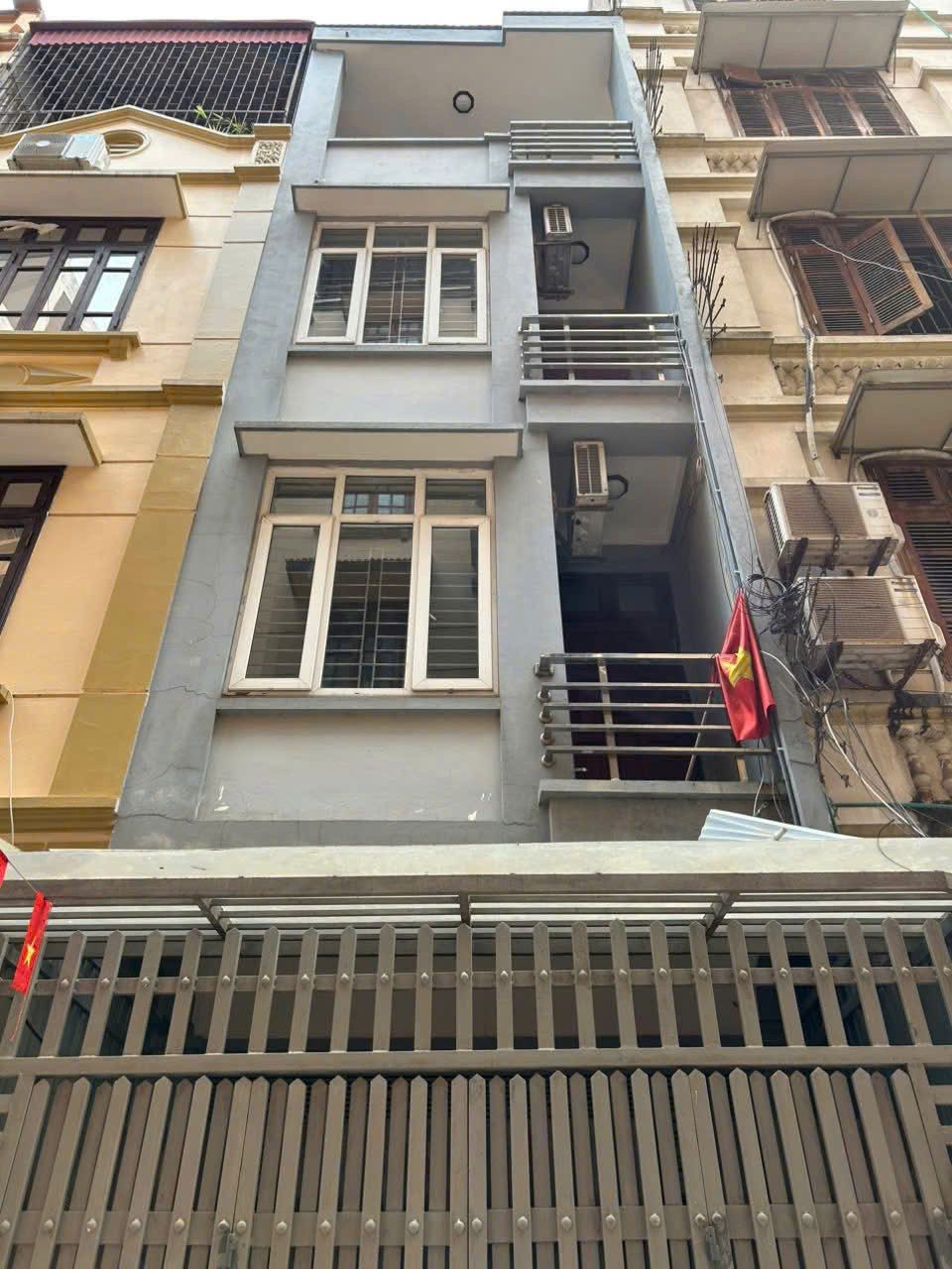 Cho thuê nhà ngõ oto Quan Hoa- làm VP cty, KD on, kết hợp ở 45m2*4 tầng-Giá 18 triệu