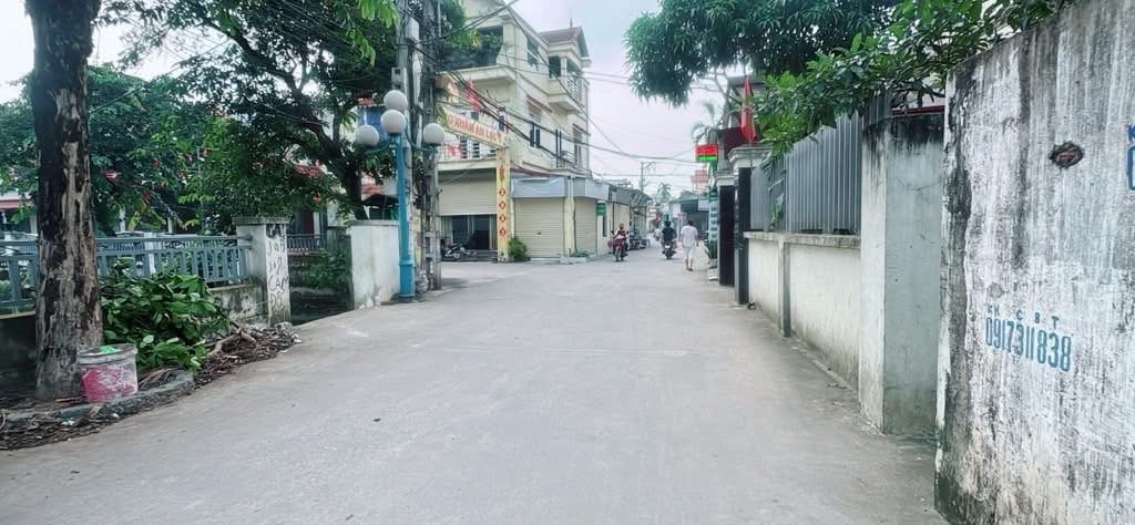 -TRUNG TÂM CHI ĐÔNG.                           -ĐƯỜNG THÔNG Ô TÔ – TIỆN ÍCH BAO QUANH 
📐 Diện tích - 76,5m2
🚘 Đường thông, ô tô vào tận nơi
– Gần chợ trung tâm
– Gần trường học các cấp
– Chỉ 3 phút ra Khu công nghiệp Quang