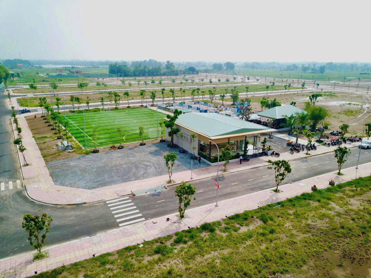 cần bán lô nền đất 85m2 cách chợ Mỹ Hạnh chỉ vài phút di chuyển.