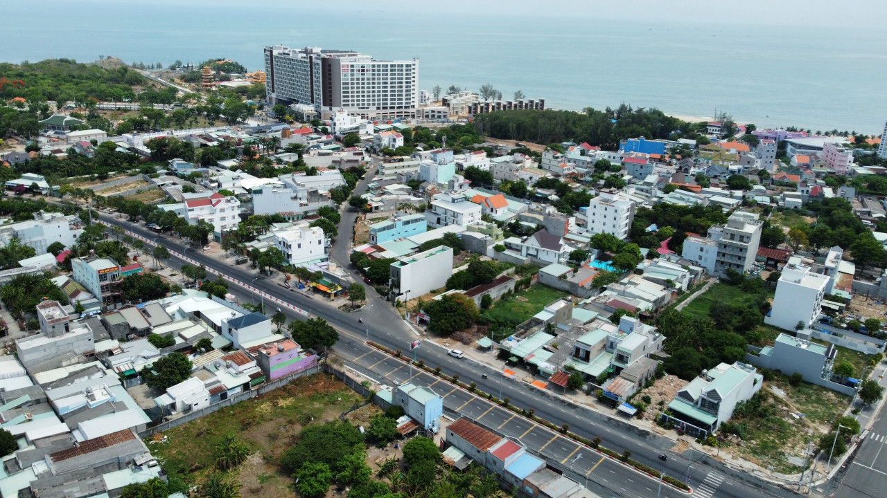 cần bán mặt tiền nguyễn chí thanh long hải , đường nhựa rộng 40m